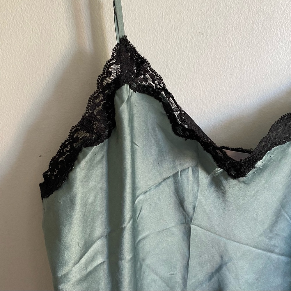 SOLD Slip💋 - Picture 3 of 11